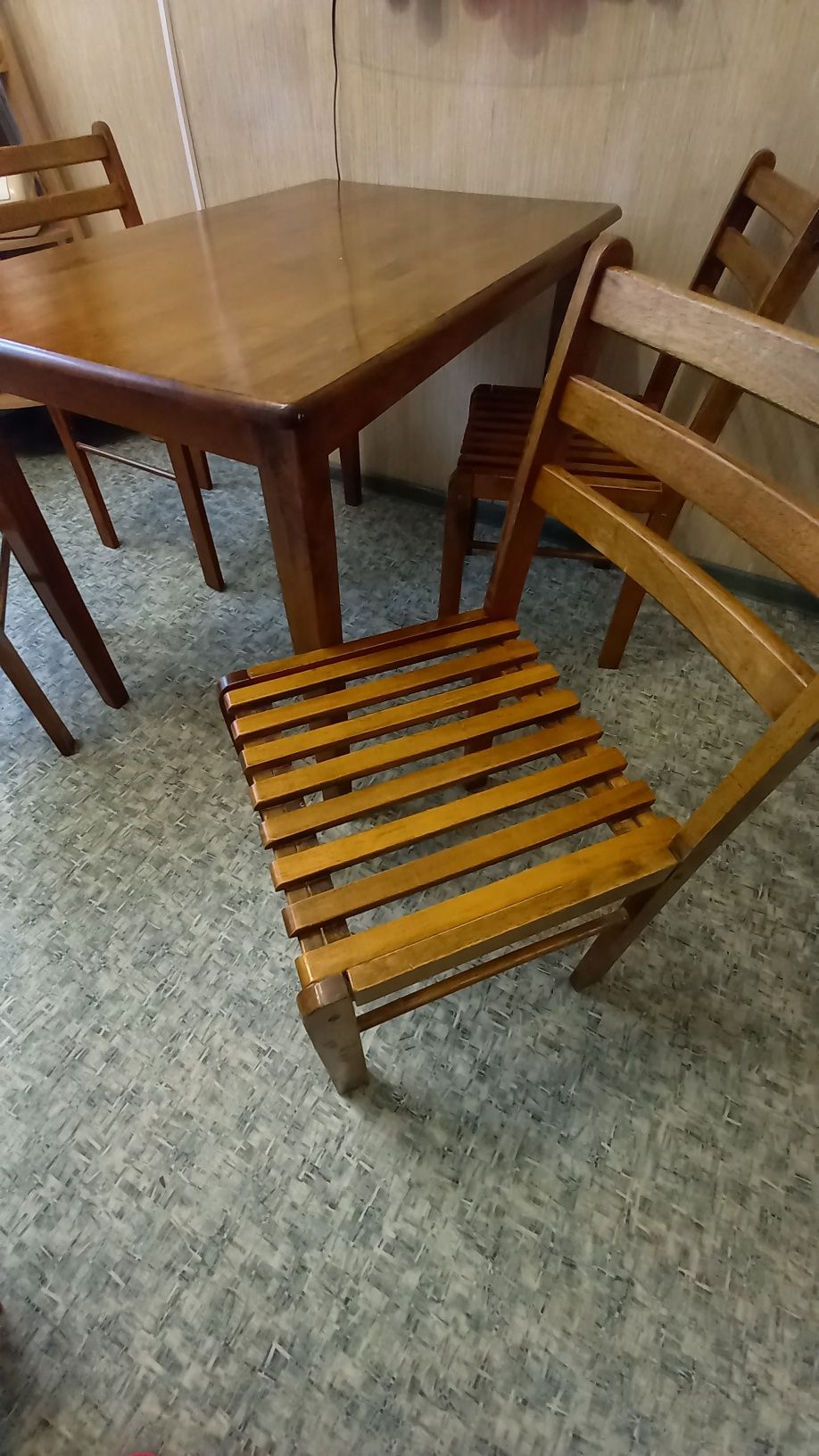 Обідній комплект - стіл, стільці (4)