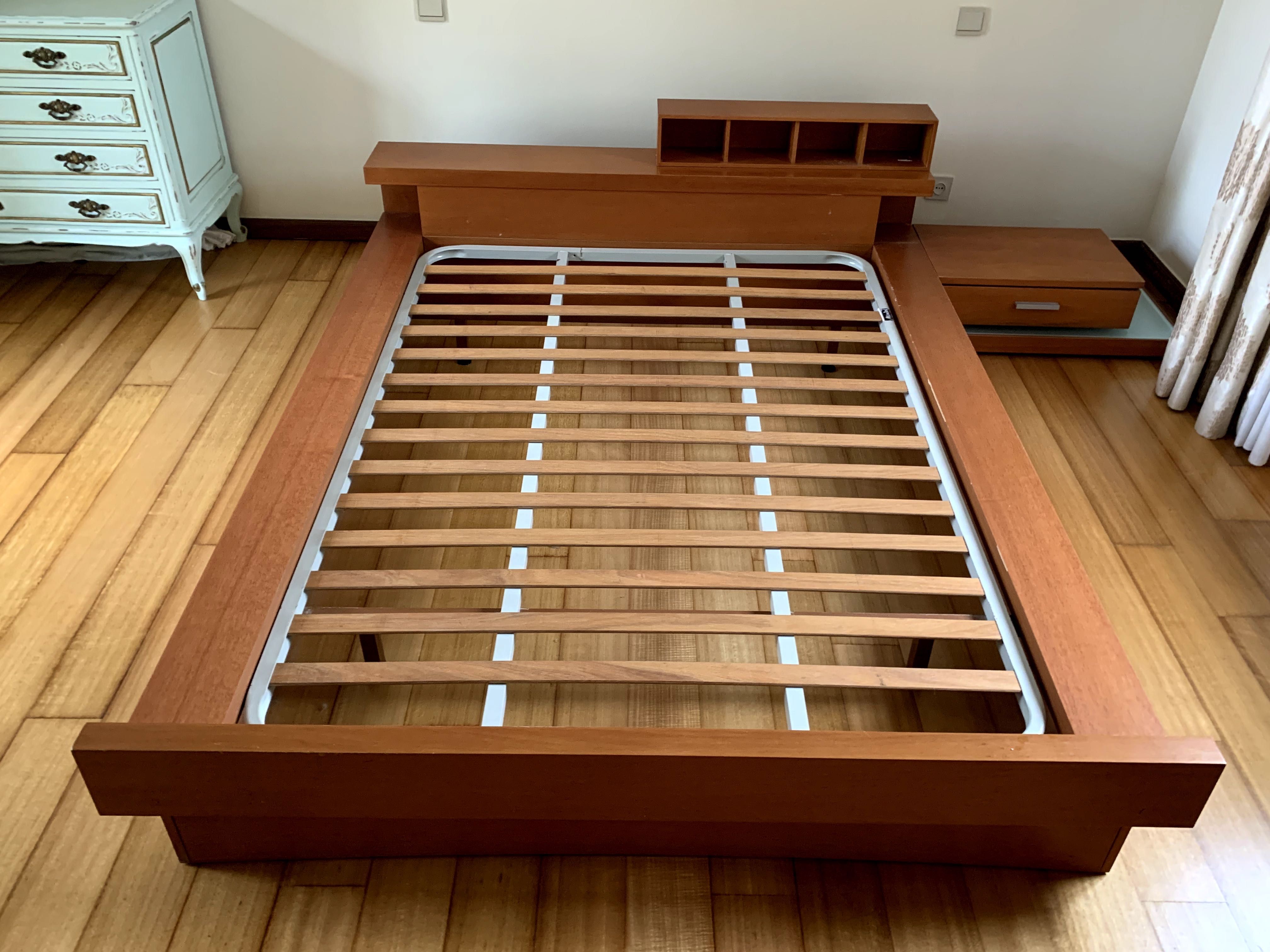 Conjunto de quarto - cama, cómoda, mesa de cabeceira