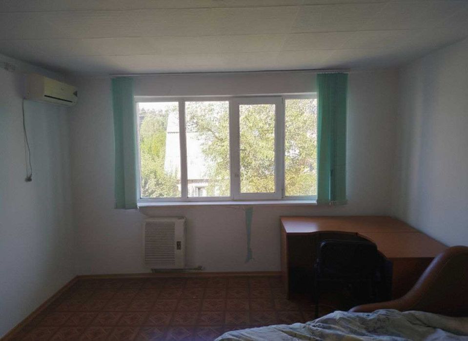 Будинок біля озера та лісу