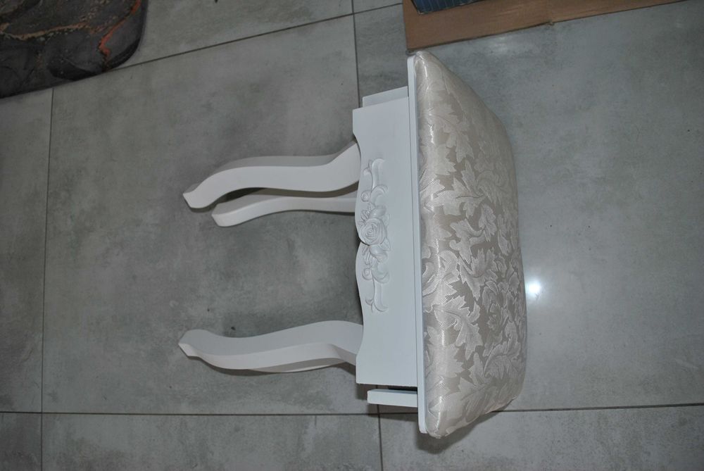 Krzesełko do toaletki do naprawy wysokość 44,50cm siedzisko 36 x 27cm