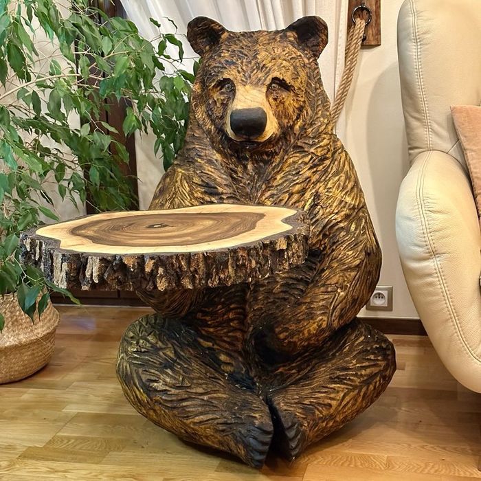 Ręcznie rzeźbiony niedźwiedź z drewna – dekoracja / stolik / unikat