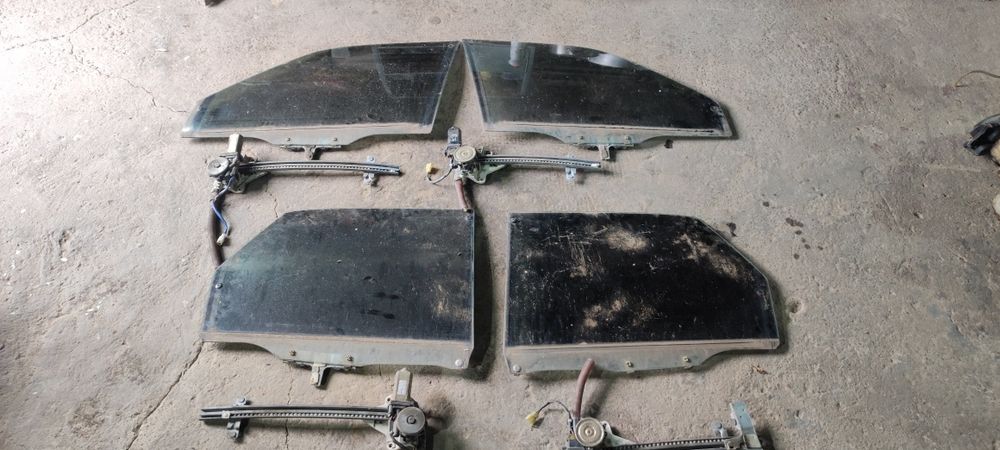 Продам дверные стекла с подъёмниками на Мазду 626.