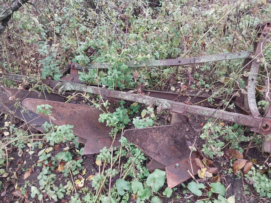 Продам Плуг трьох корпусний всі деталі по тел