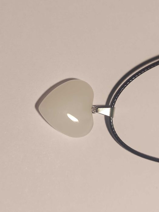 Colar Coração Branco – Pingente, Fio Preto Leve e Ajustável