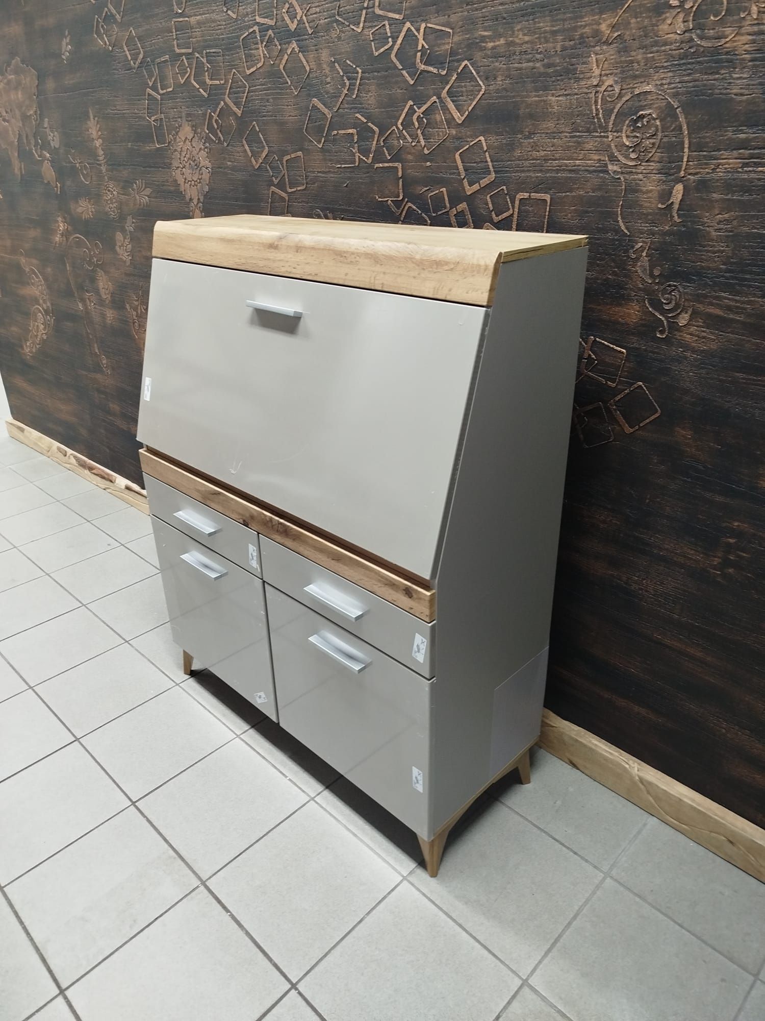 Sekretarzyk Latille – stylowy mebel