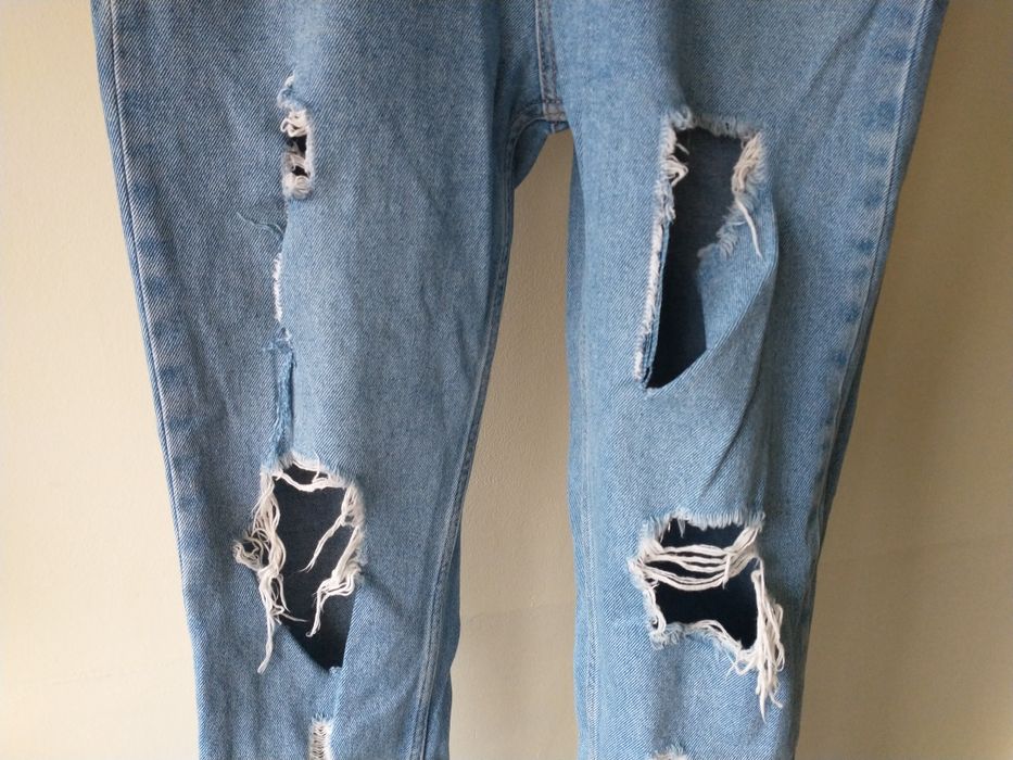 Spodnie jeansowe z dziurami i przetarciami wysoki stan Zero r. 36