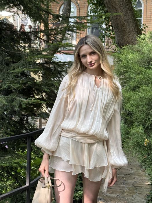 Сукня (вірусна в інстаграм) з блискучої тканини зі шлейфом