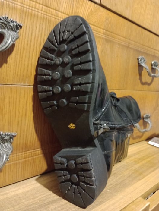 Женские полусапожки из лакированной экокожи на молнии