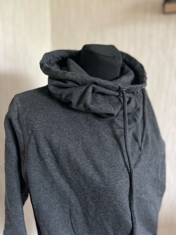 Czarna bluza z kominem