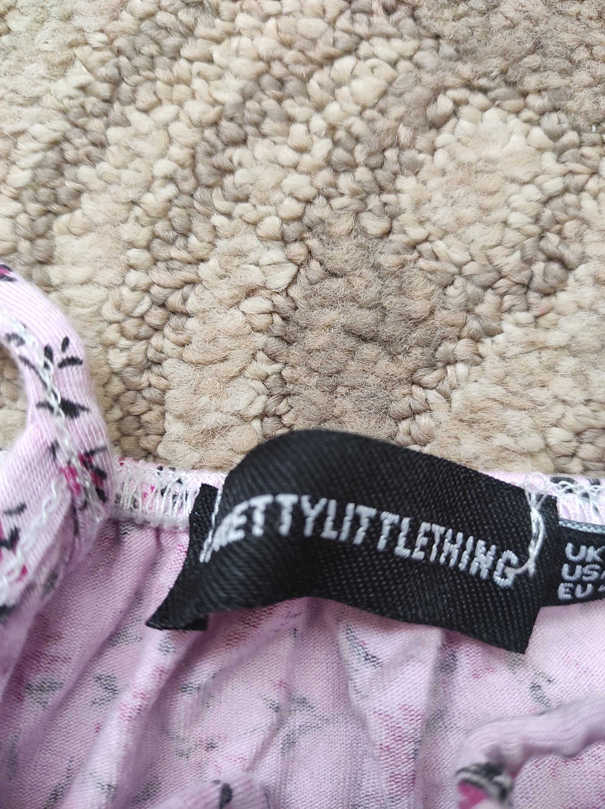 Liliowa bluzka crop top w kwiaty na ramiączkach prettylittlething