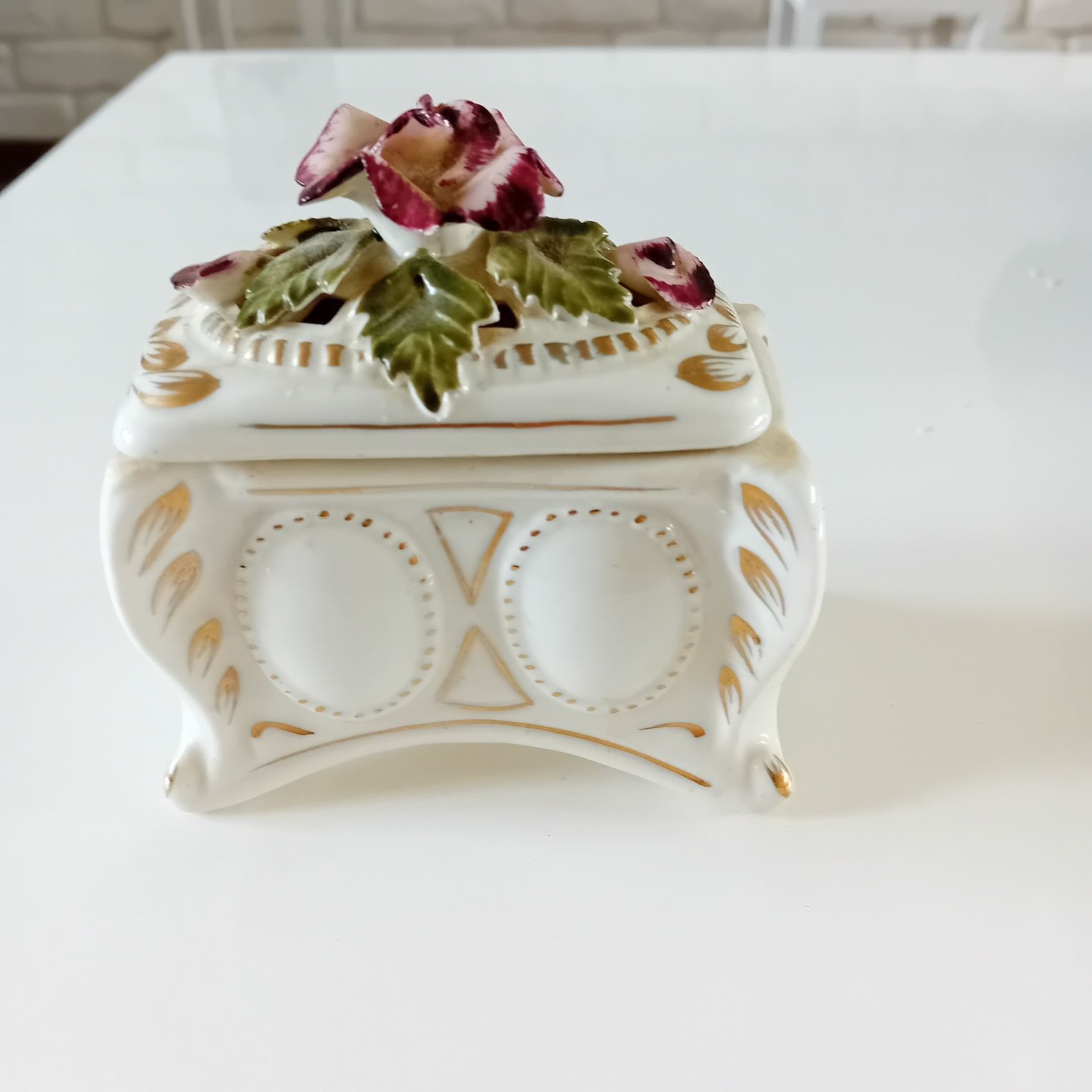 Porcelanowa szkatułka