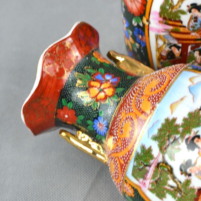 Par de Jarras Porcelana da China com flores e figuras orientais