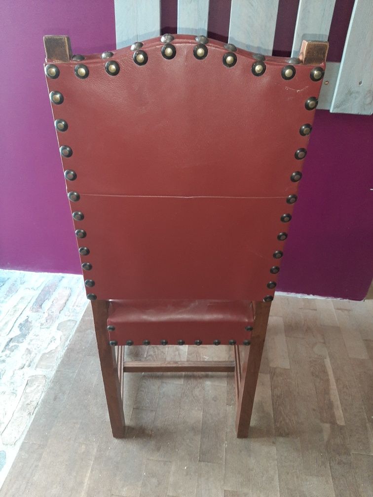 Zabytkowy stół rozkładany w komplecie z krzesłami