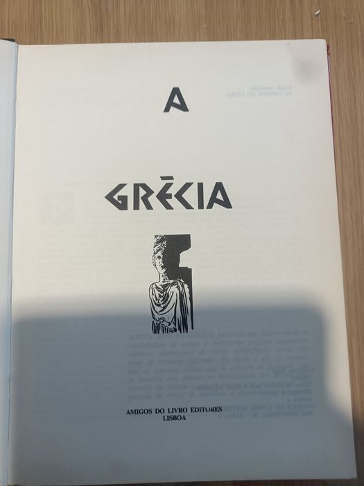 Vendo o livro sobre A Grécia