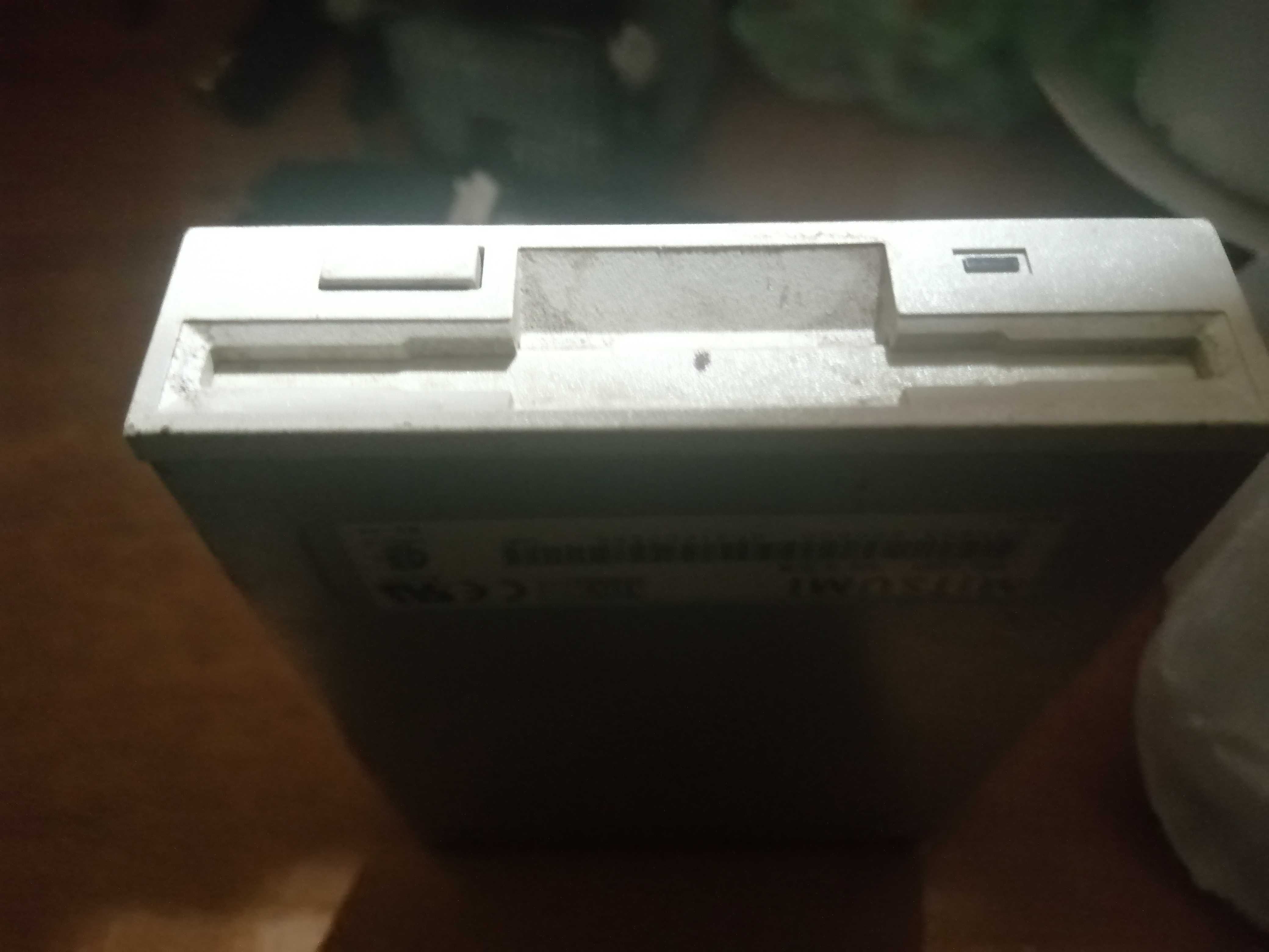Дисковод 3,5 Mitsumi (D359M3D) FDD 3,5" белый, внутренний рабочий