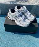 Biały^majestatyczny^NewBalance530^UnisexTrampki Roz.45