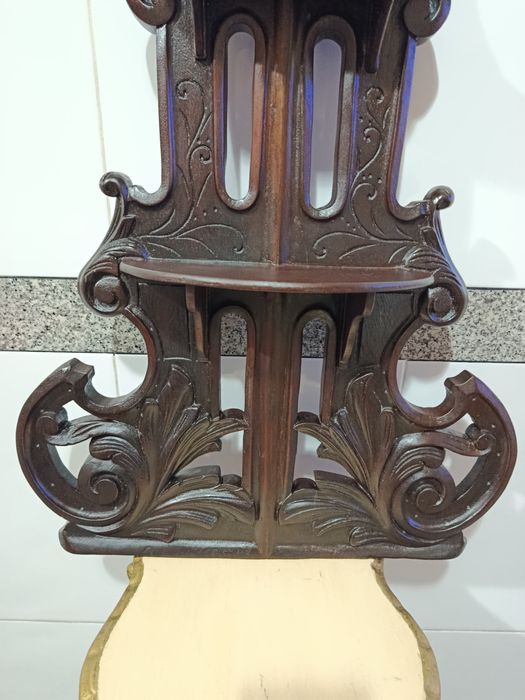 Prateleira antiga de parede em madeira