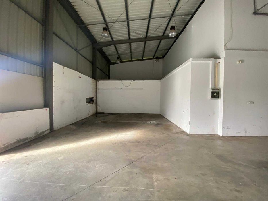 Armazém com Escritórios e Logradouro na Moita - Carvalhinho