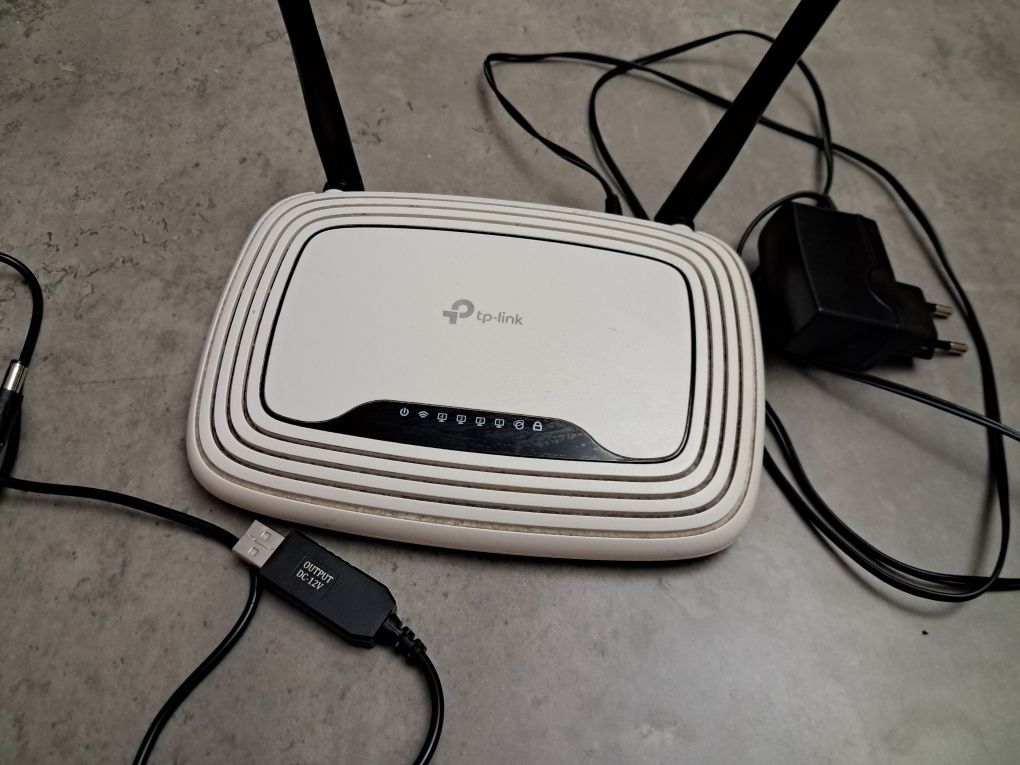 Роутер TP-link з кабелем живлення від павербанку