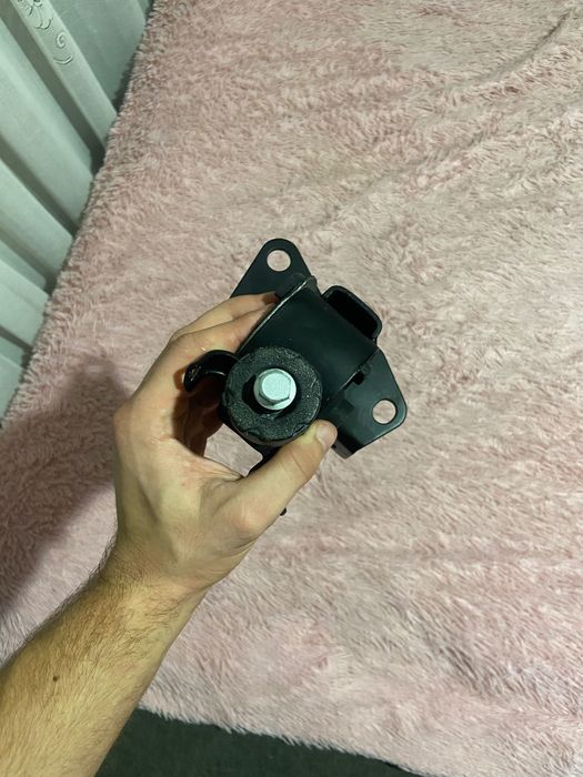 Подушка двигуна ліва Тойота авенсіс