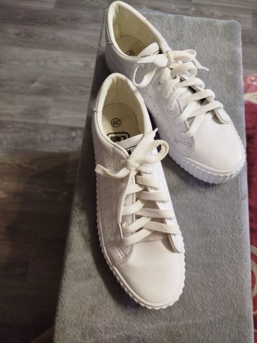 Продам кожані кросівки