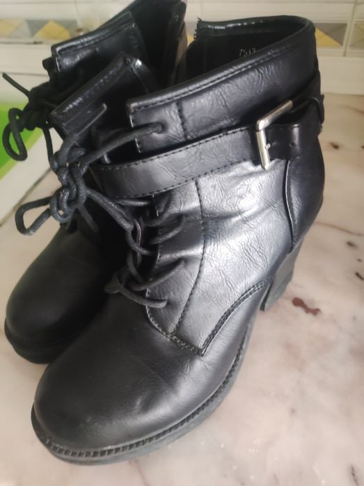 Botas pretas nr 37/4 usadas como novas