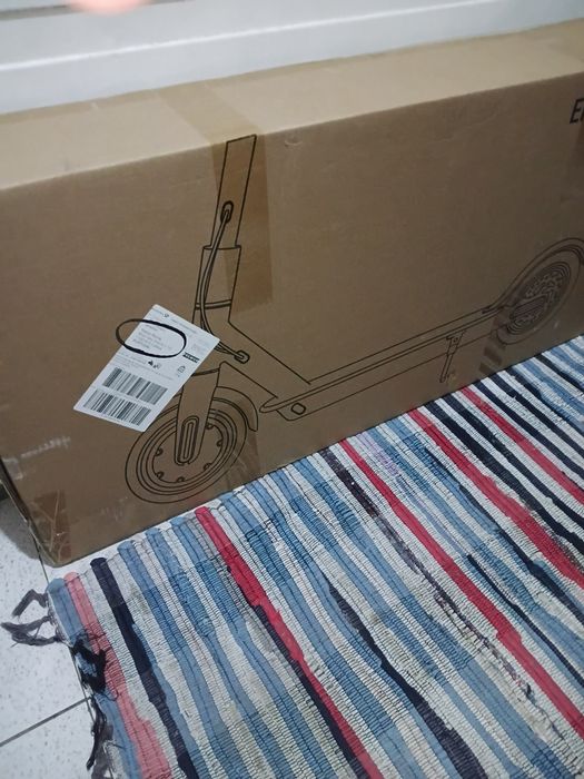 Trotinete electrica 350 watts.
Velocidade máx. de 25 km/h