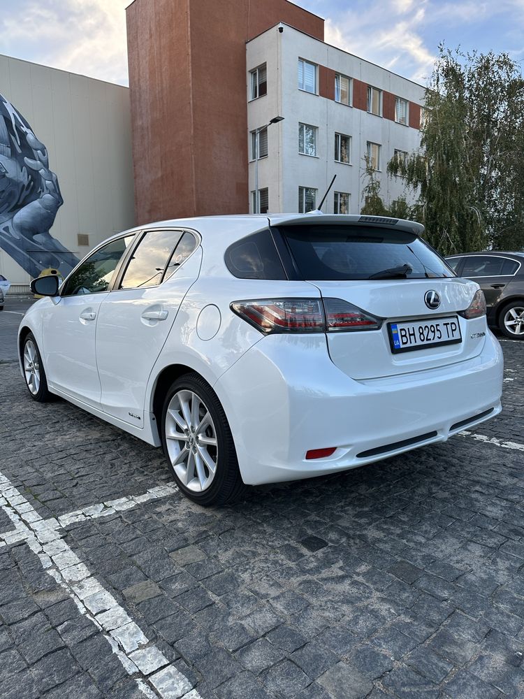 Lexus CT200h 2012 год