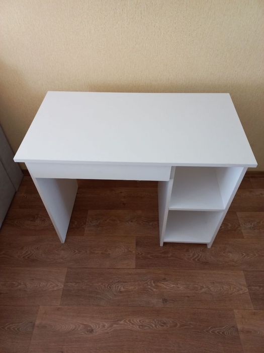 Письмовий стіл білий