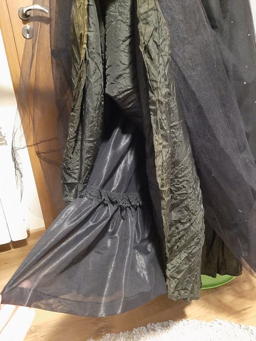 Piękna rozkloszowana balowa sukienka Vintage peleryna dżety sesja