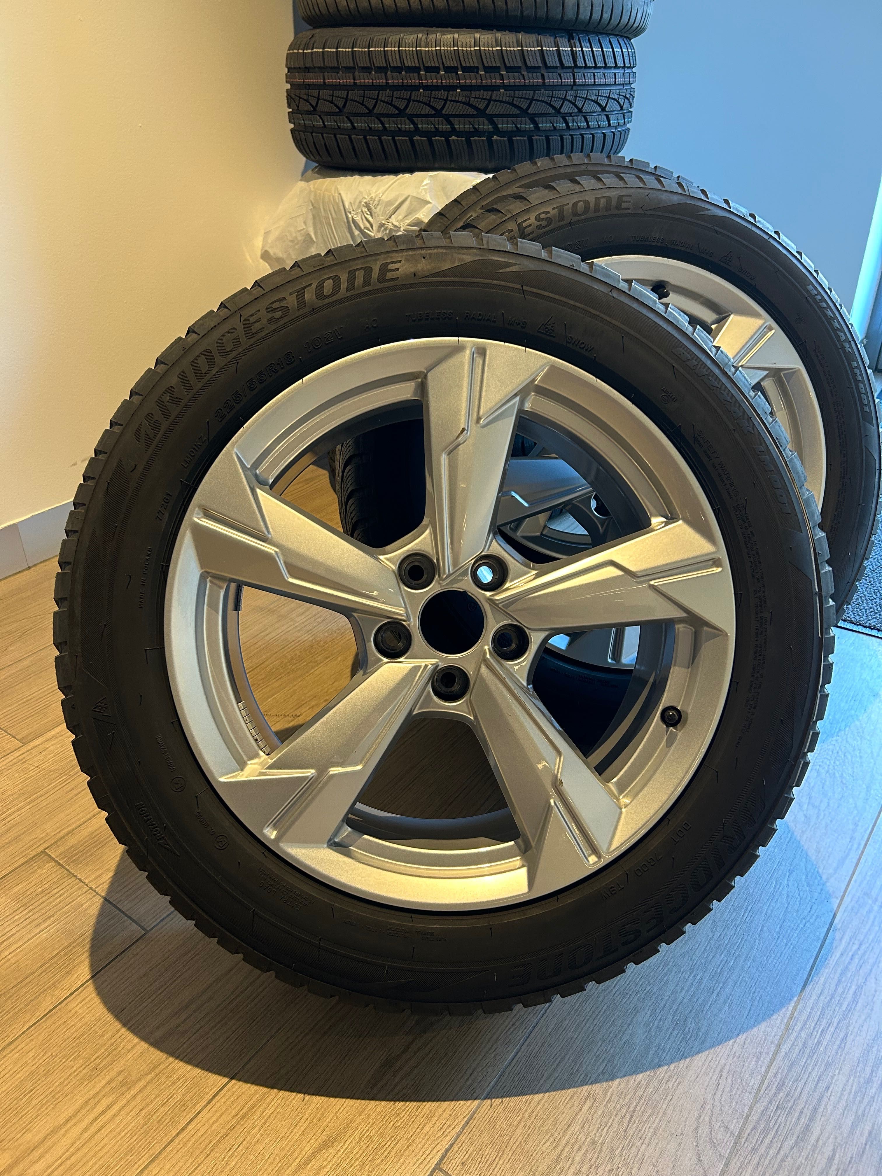 Oryginalne felgi aluminiowe Audi z oponami zimowymi 225/55R18