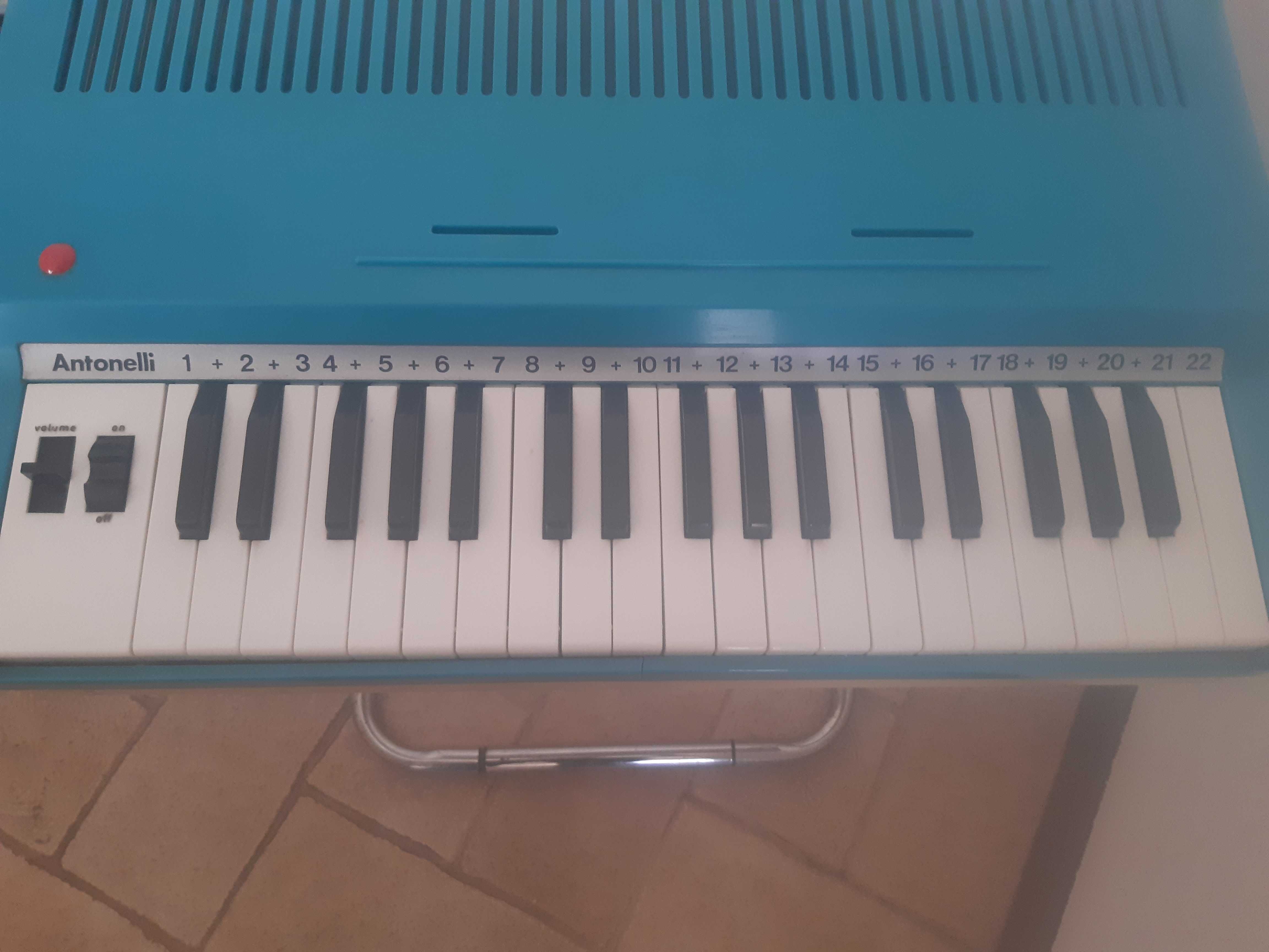 Golden Organ Antonelli com stand anos 70