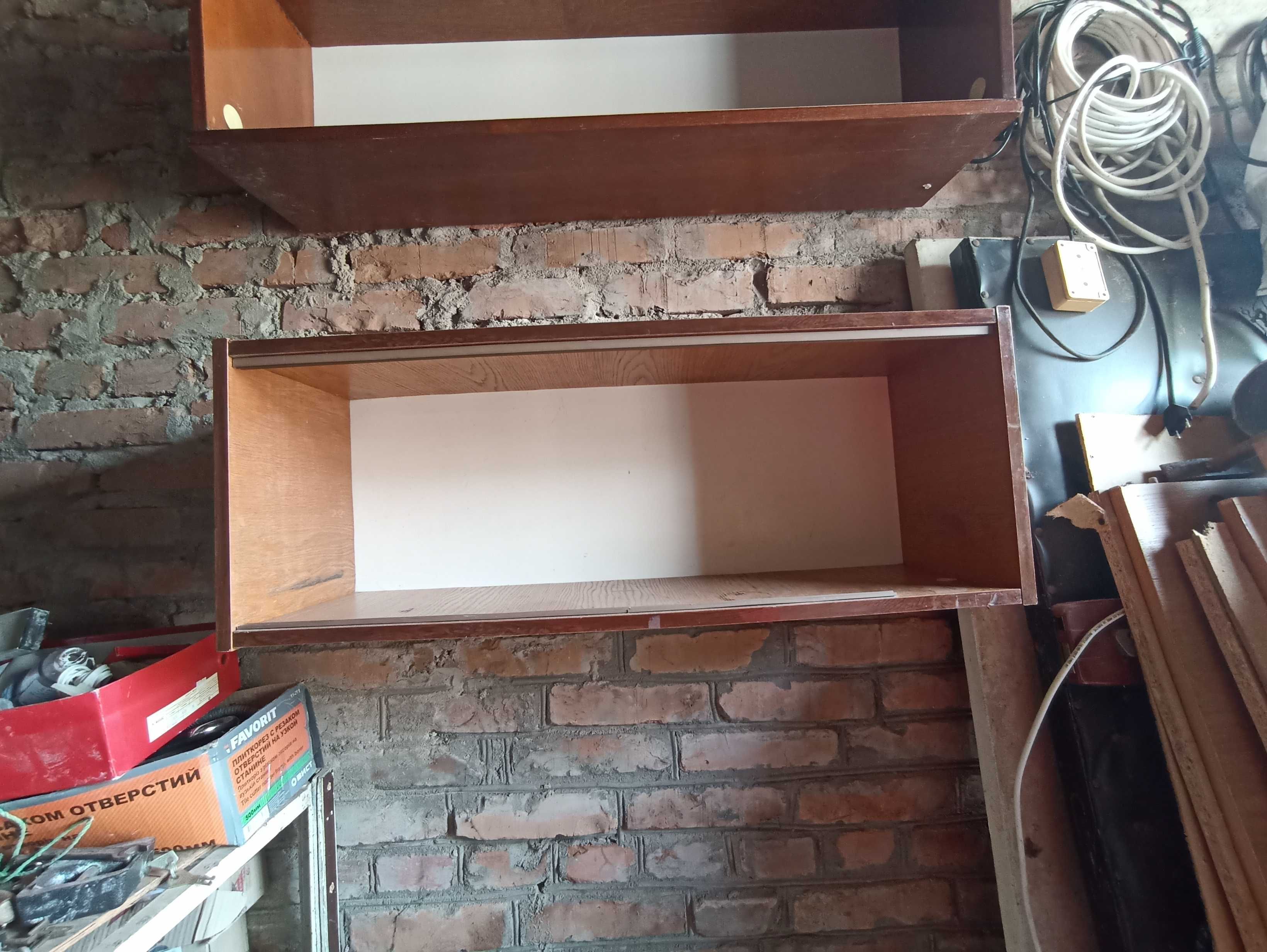 продам гарні вмісткі і удобні полочки в квартиру або гараж