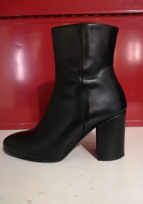 Par de botas. Decenio. Couro. Tam. 36. Pretas. Como novas.