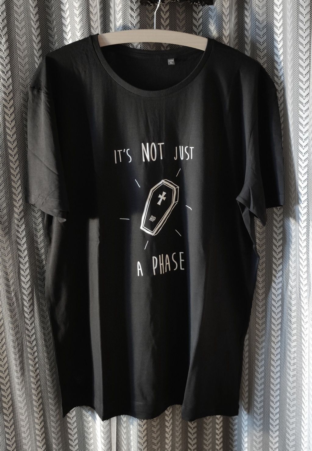 T-shirts "Não Era Apenas Uma Fase" preto I