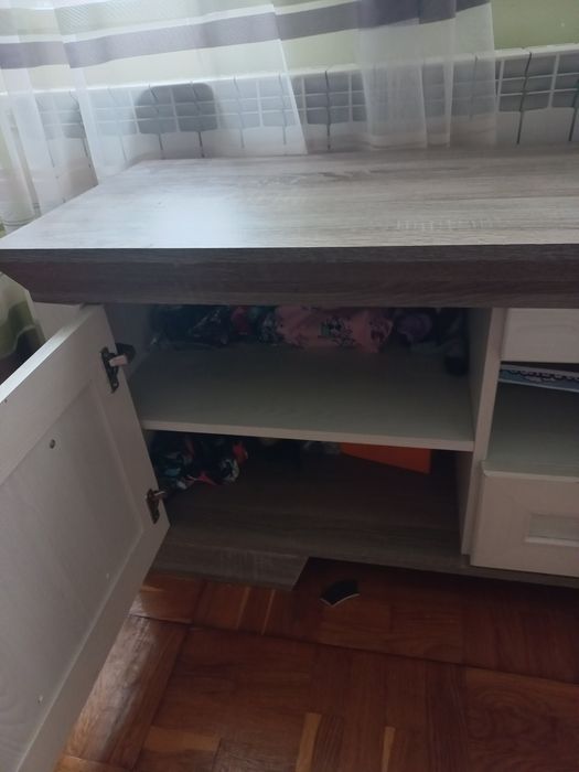 Комод, тумбочка меблі