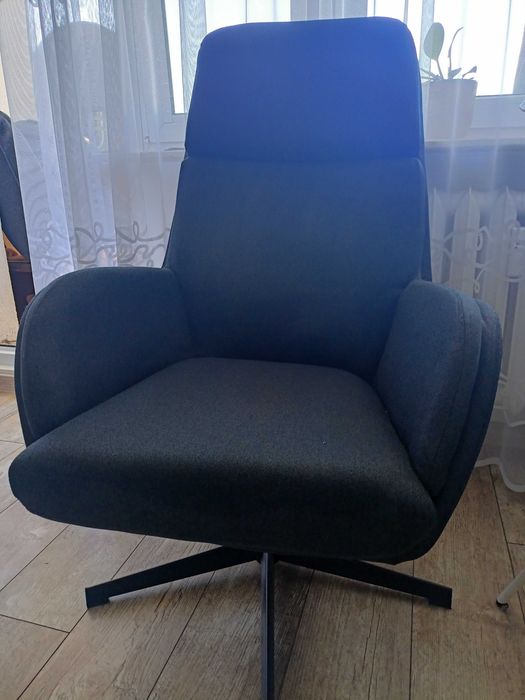 Fotel ciemnoszary z podnożkiem