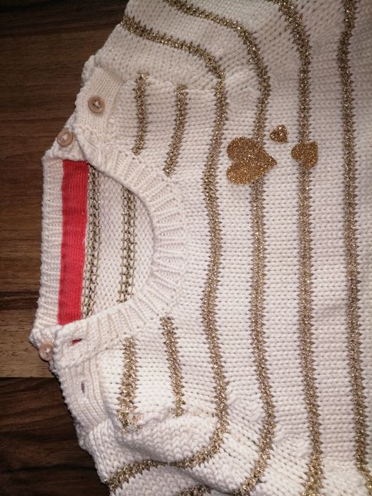 Sweterek  dziewczęcy z złotą nitka
