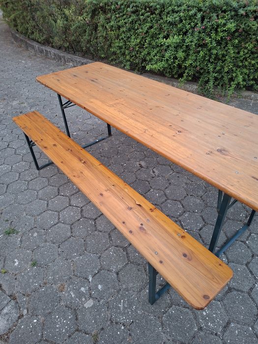 Mesa do jardim com 2 bancos