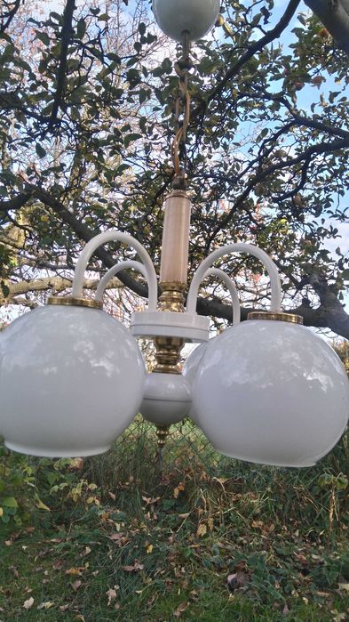 Żyrandol z PRL na cztery klosze