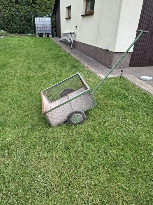 Wózek ogrodowy z dyszlem