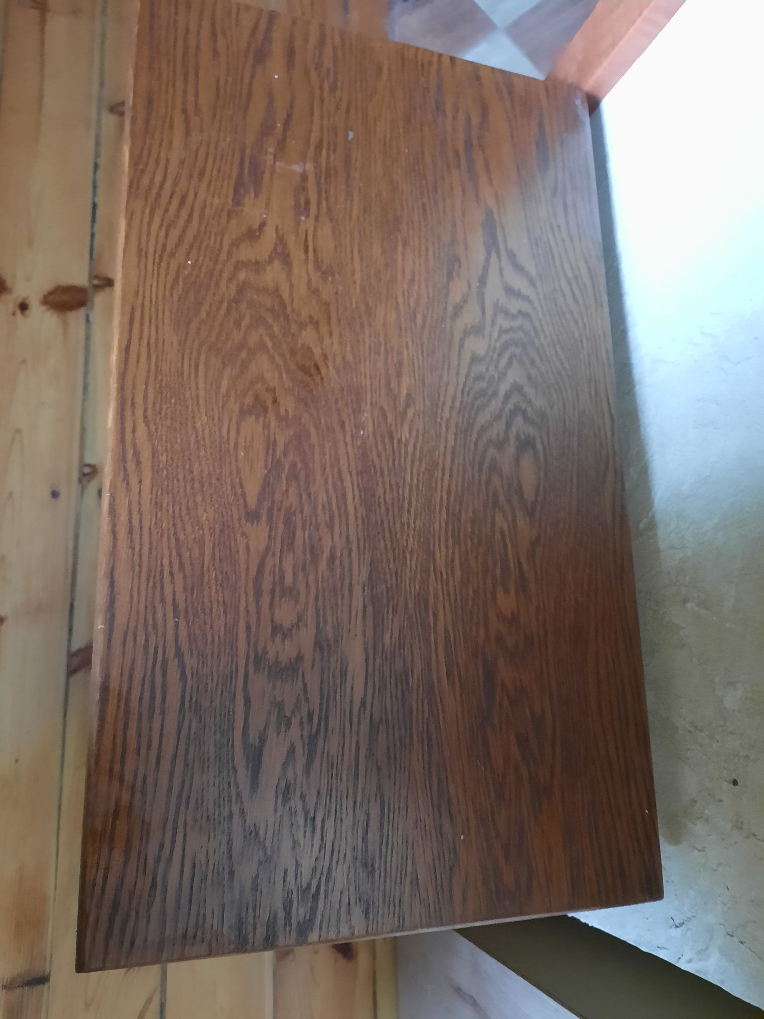 Drewniany stolik pod telewizor