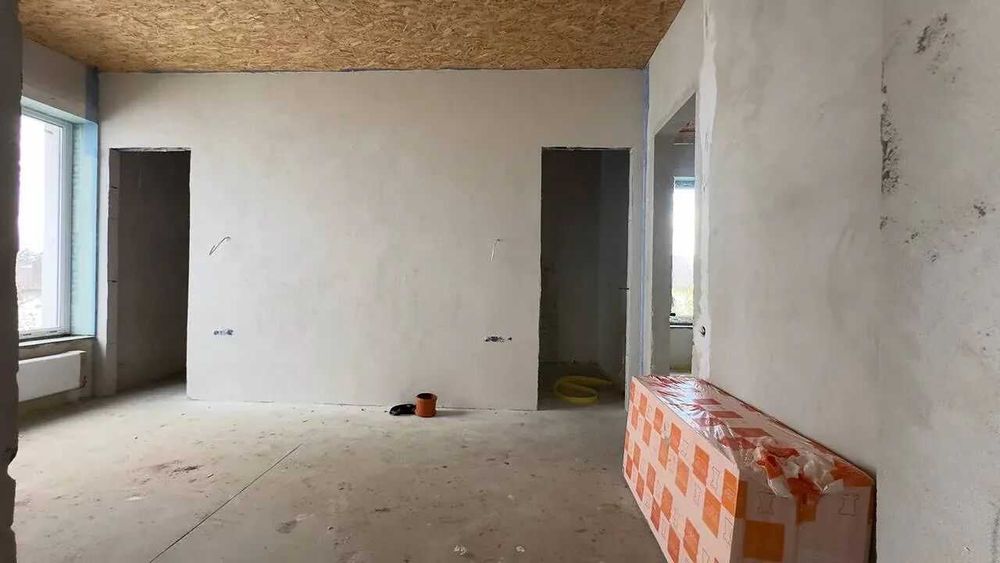 Зданий будинок поруч з містом