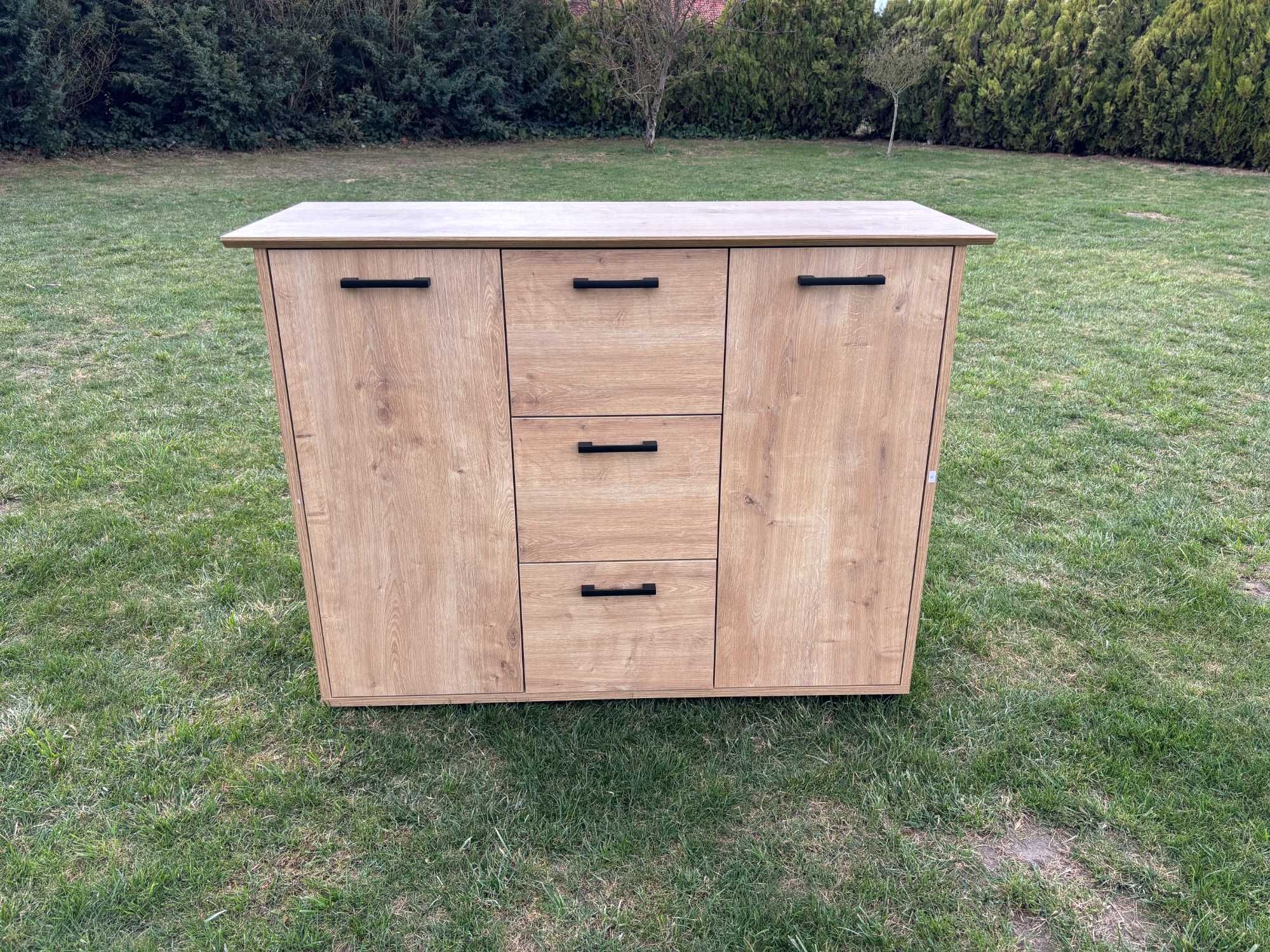 Pojemna Komoda w kolorze naturalnego drewna. 120 cm x H90 x45 cm (S)