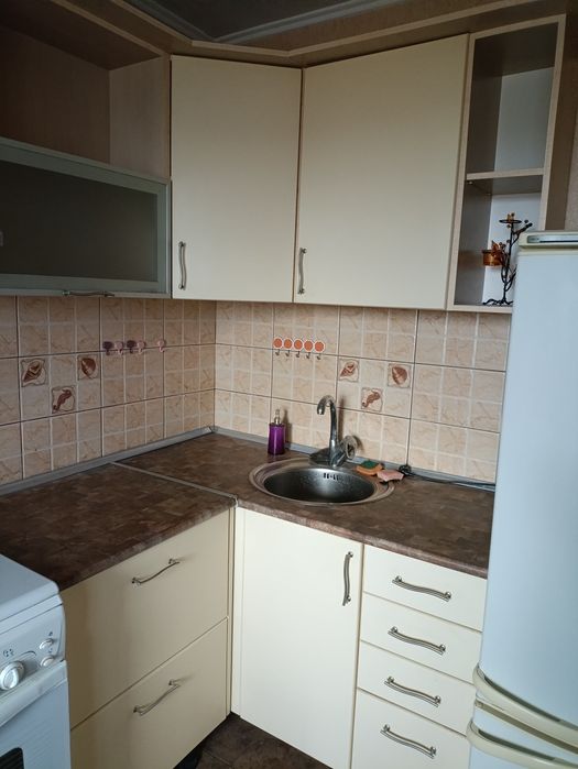 Продаю кутову кухню б/у з мийкою та витяжкою