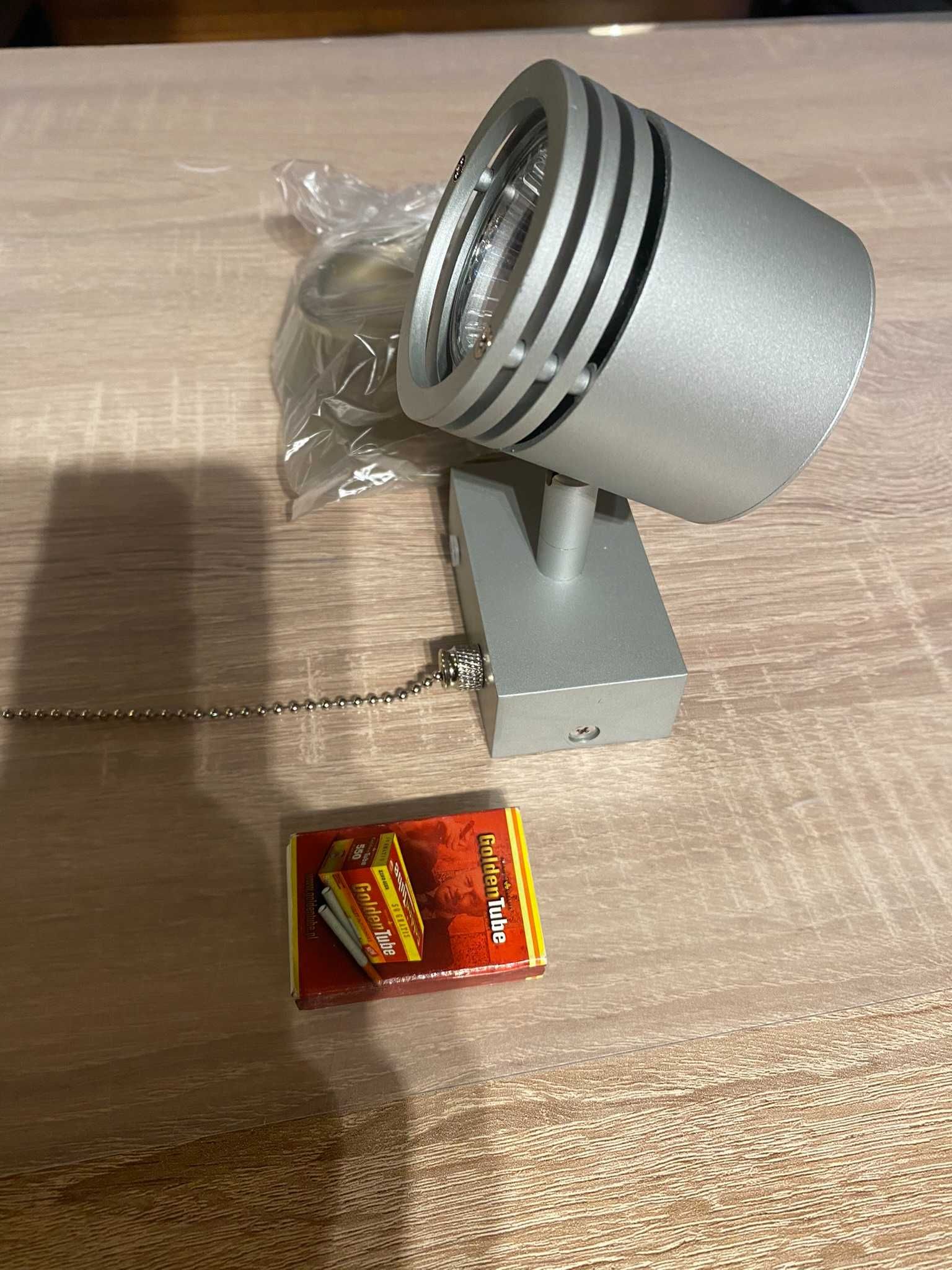 Kinkiet aluminiowy - nowoczesny z kabelkiem zasilającym
