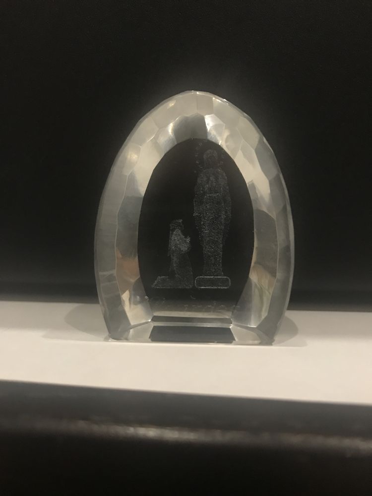 Nossa Senhora de Lourdes - Cristal pisa papeis