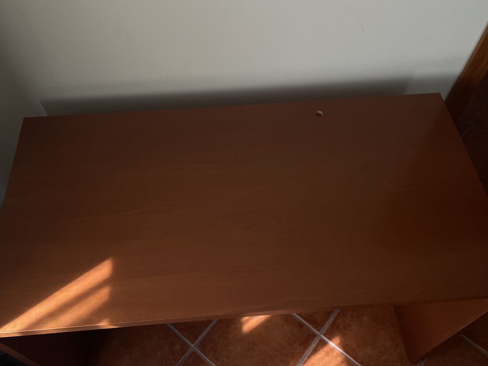 Secretária de Madeira 120 x 60 (negociável)