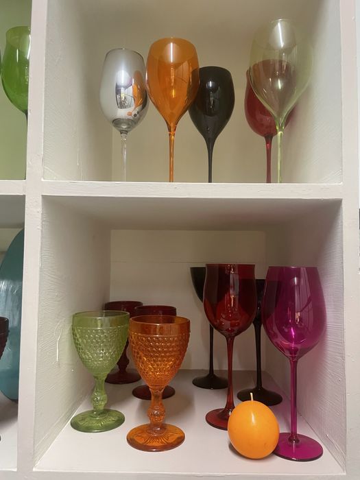 Copos coloridos em vidro com pé