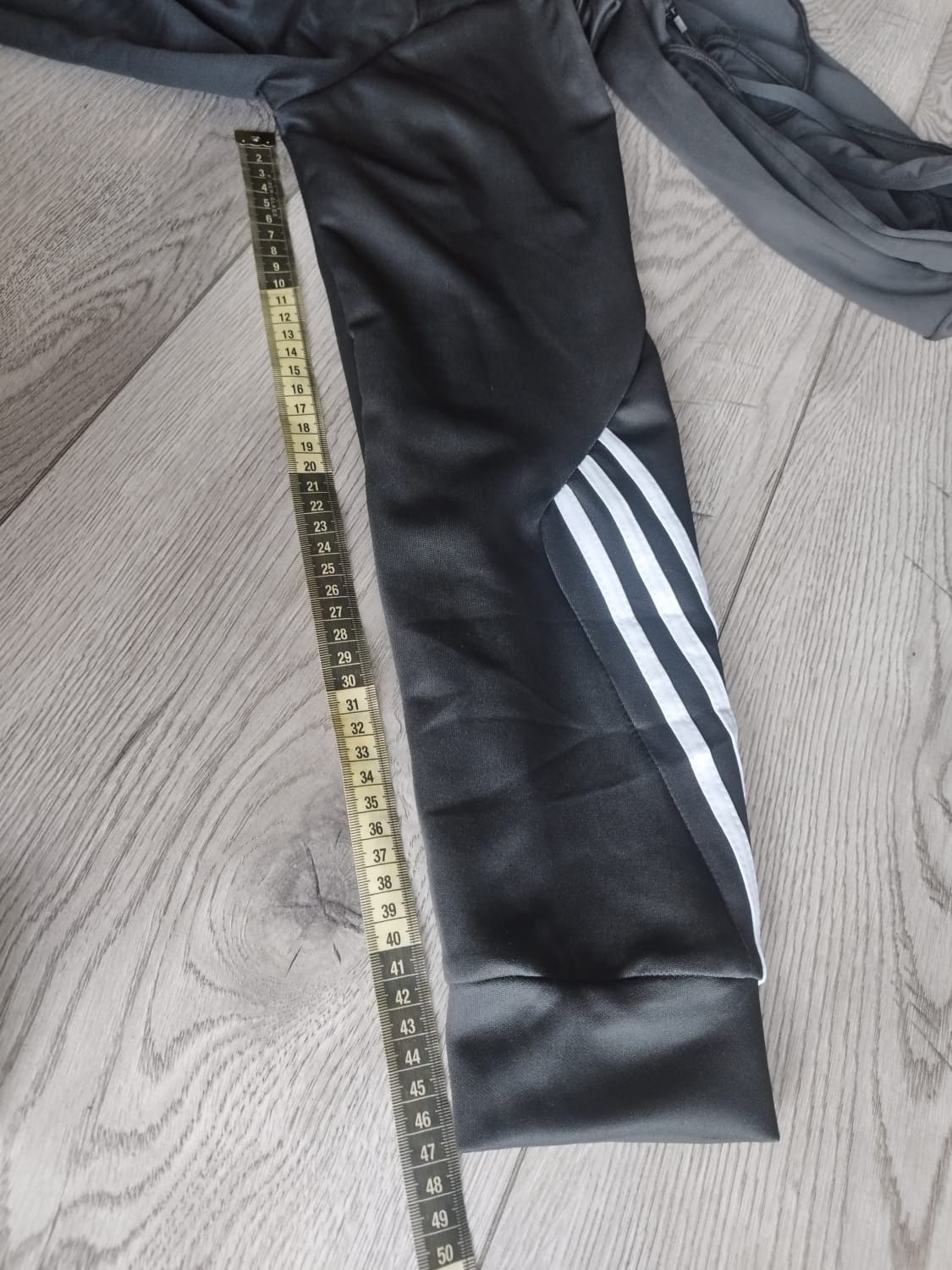 R.XL czarny dres z modnymi białymi paskami